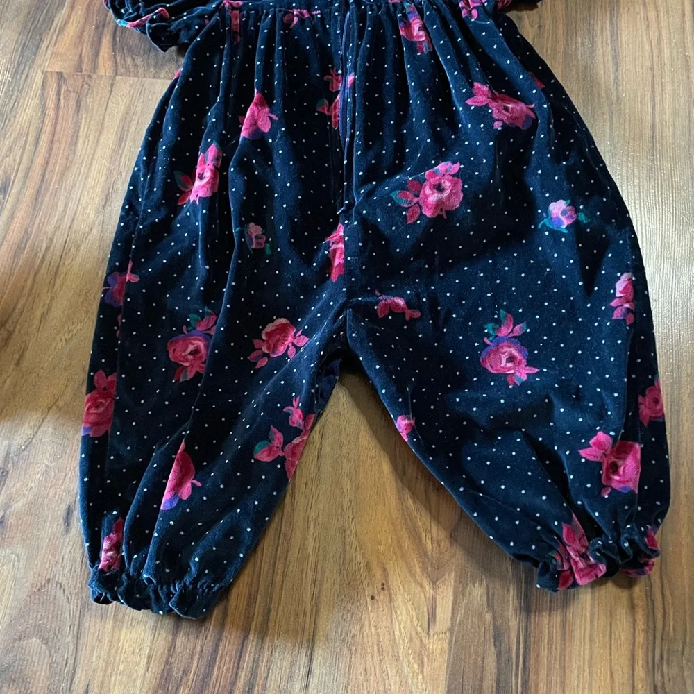 Just too cute Lil girls 12M snap VTG romper w ruffled sleeves embroidered collar